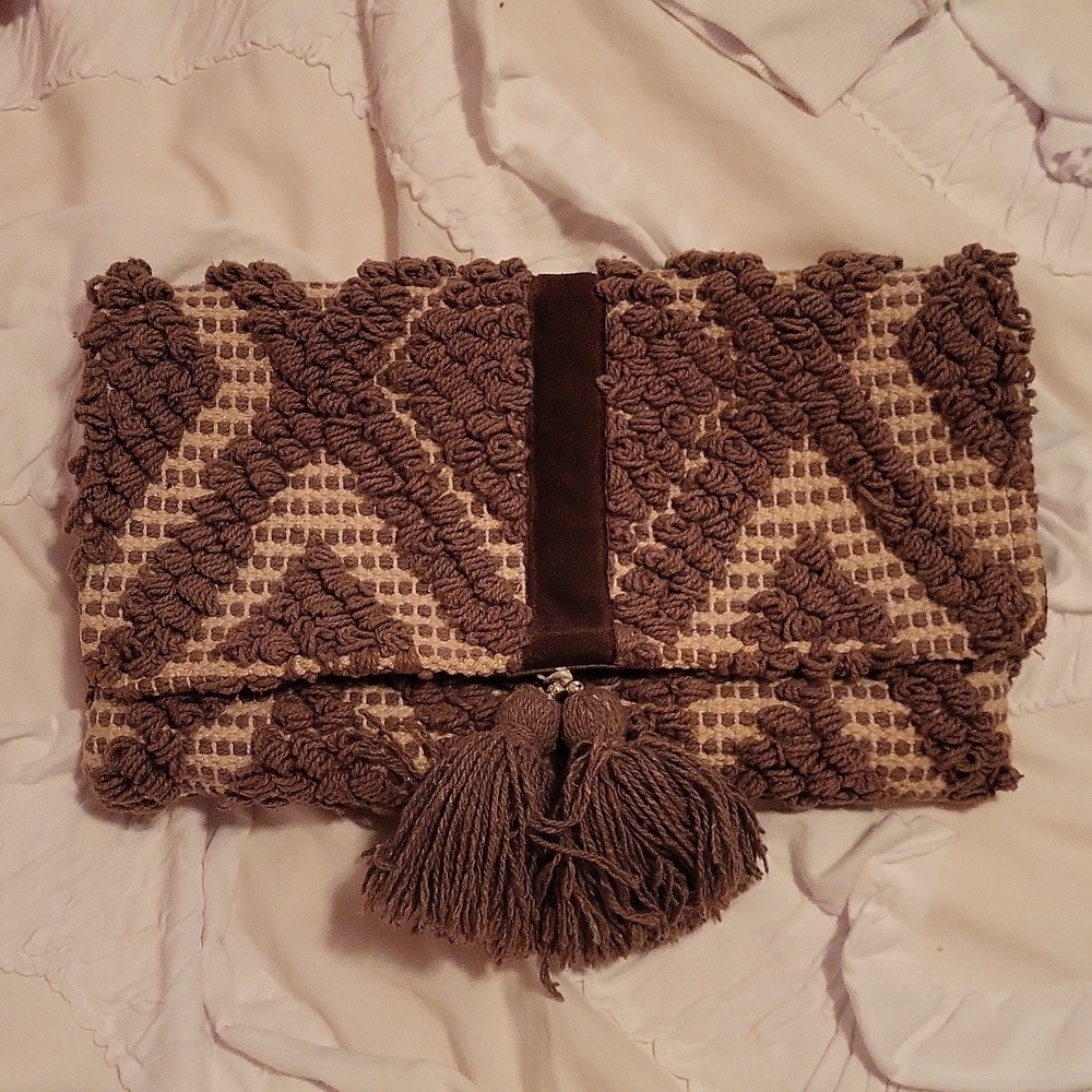 Beautiful neutrals in this clutch! - Picture 1 of 4